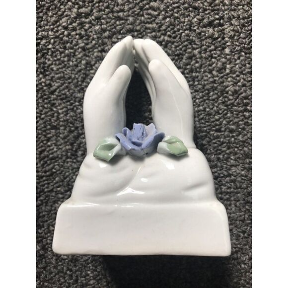 VINTAGE WHITE PORCELAIN RELIGIOUS PRAYING HANDS - Picture 3 of 6